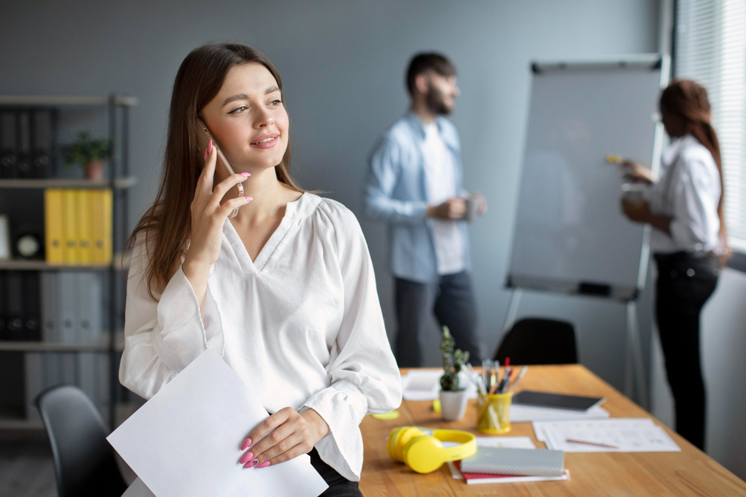Profissional demonstrando protagonismo no trabalho em ambiente de escritório colaborativo.