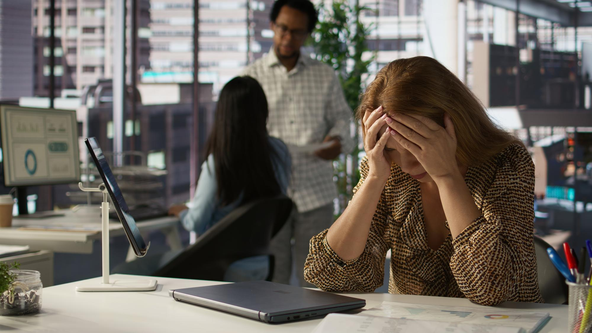 Burnout causado por pressão no ambiente de trabalho.