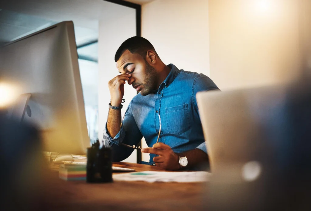 Profissional apresentando sintomas de burnout no trabalho.