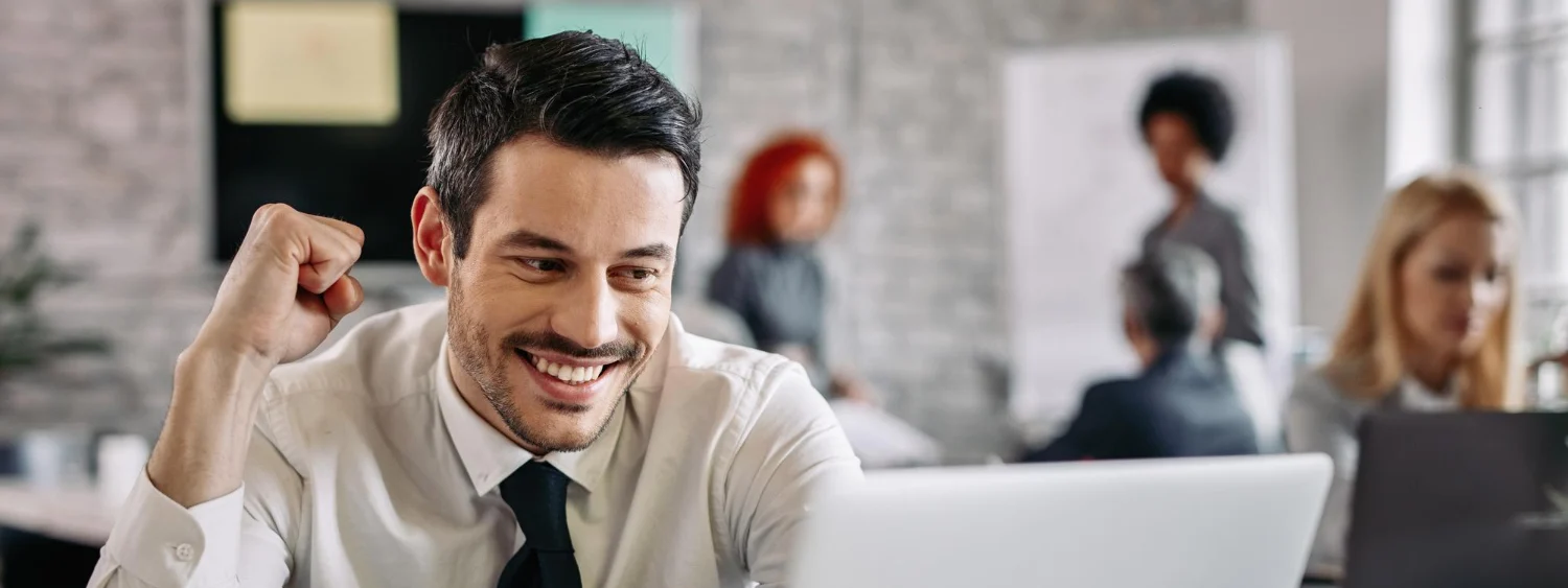 Profissional satisfeito com resultados no trabalho em ambiente de escritório produtivo.