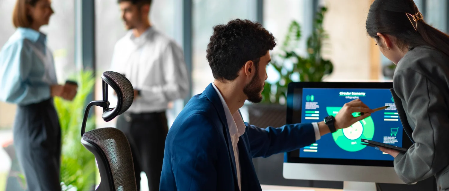 Equipe analisando dashboard de eficiência operacional em escritório presencial