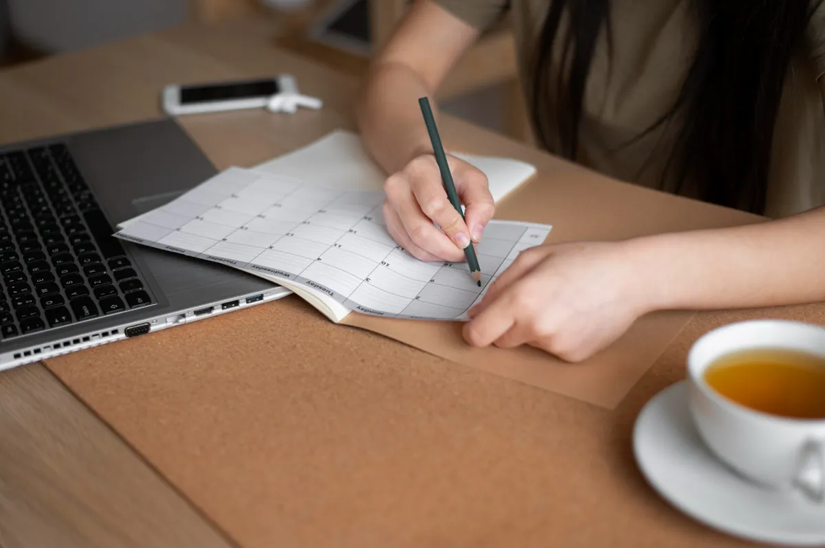 Profissional organizando agenda e dados de trabalho para controle de absenteísmo nas empresas.