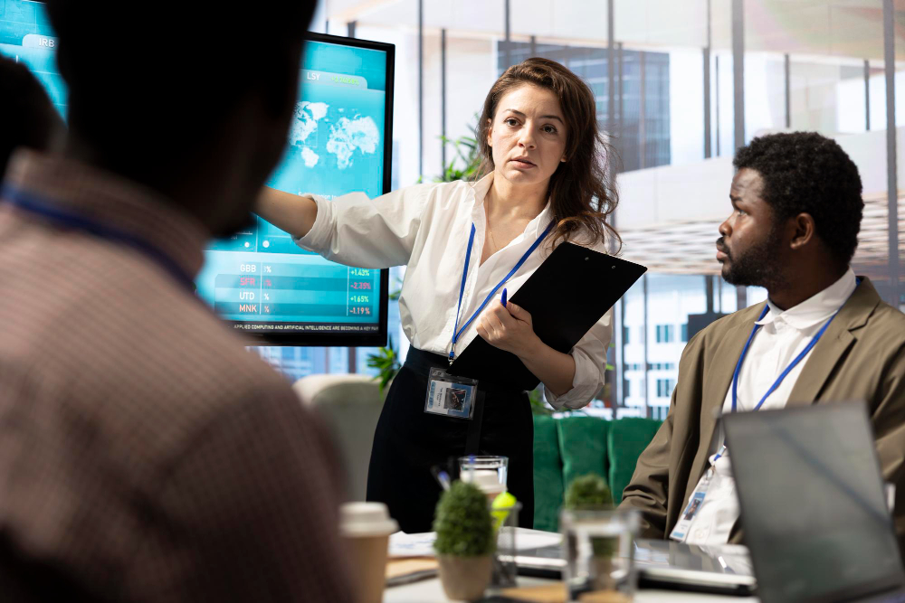 Pessoas utilizando análise de dados para decisões estratégicas