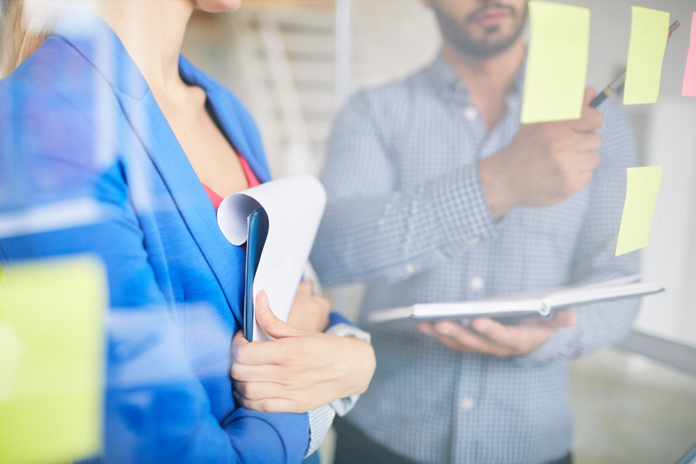 Equipe tomando considerações sobre a NR-1 atualizada