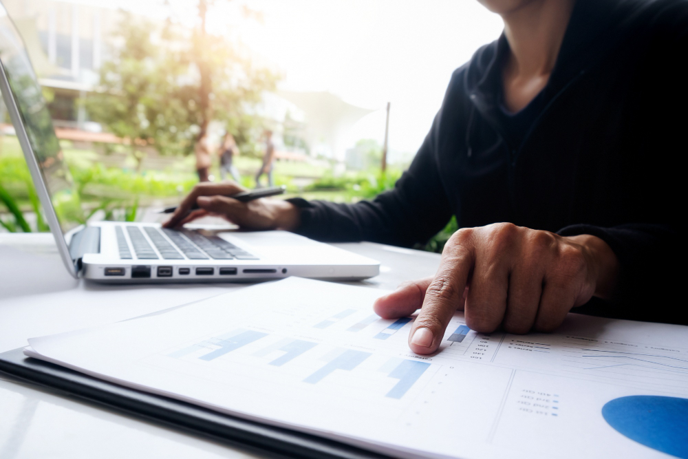 Pessoas pesquisando sobre turnover nas empresas