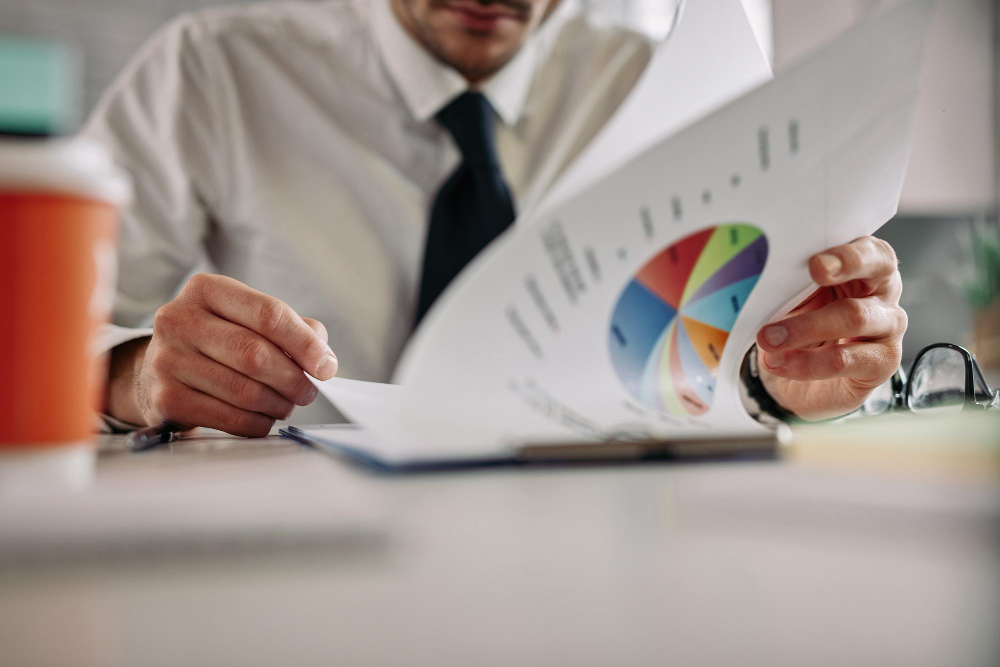 Líder analisando informações sobre o PGR e NR-1