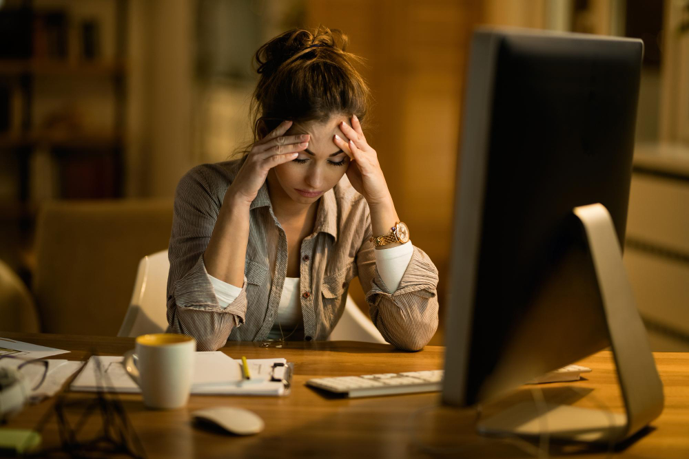 Colaboradora apresentando sinais de Burnout no trabalho