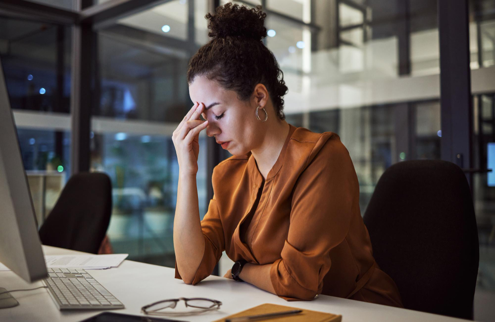 Colaboradora com síndrome de Burnout no trabalho