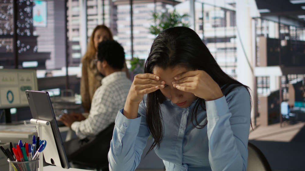 Equipe de colaboradores em uma atmosfera tensa, onde se percebe que há falta de segurança psicológica no trabalho
