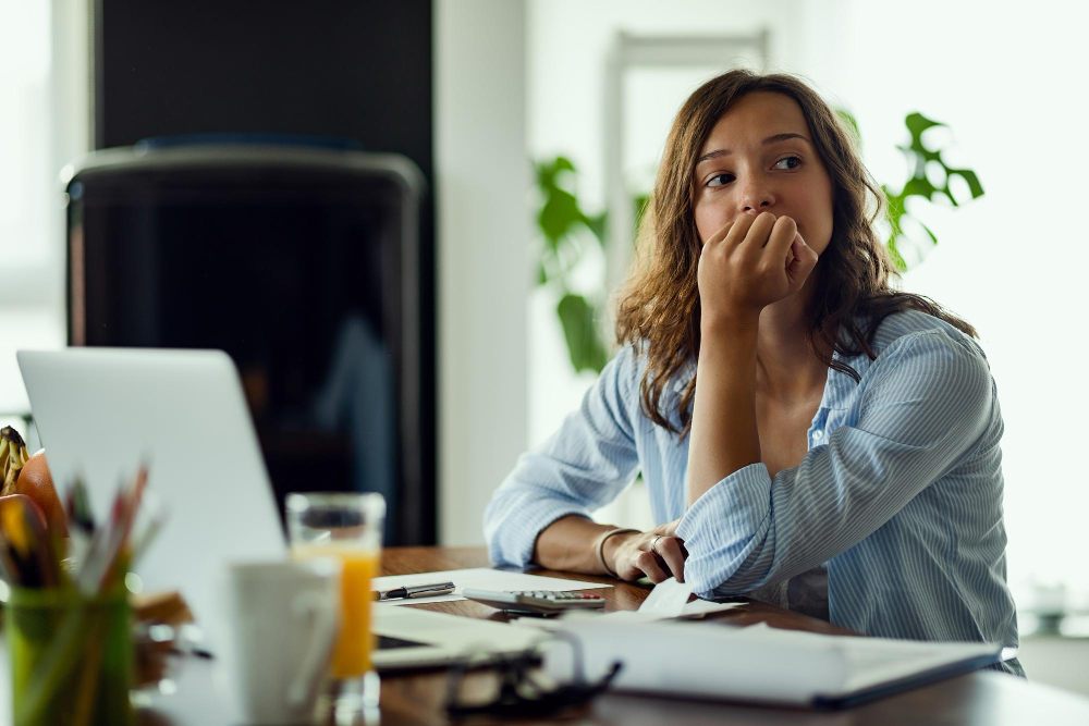Mulher com sinais de risco de saúde mental no trabalho